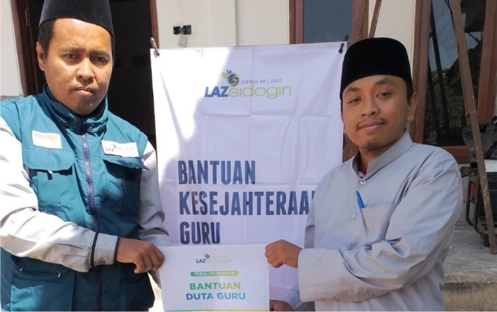 LAZ SIDOGIRI SALURKAN BANTUAN PENDIDIKAN UNTUK GURU NGAJI DI SAMPANG