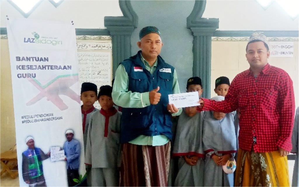 LAZ SIDOGIRI SALURKAN INSENTIF DUTA GURU MADRASAH DI BANGKALAN