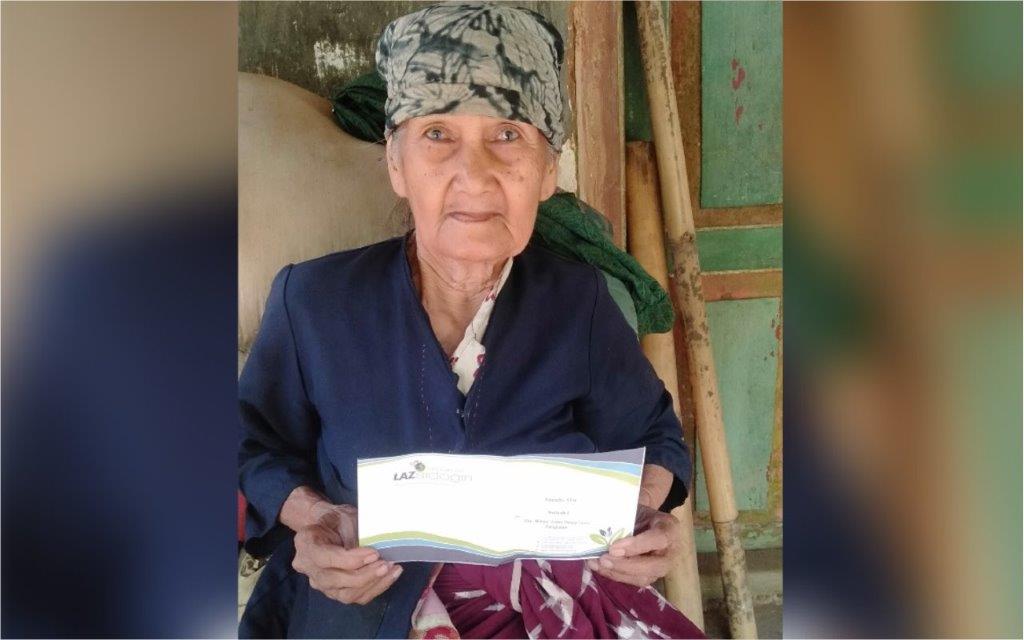 LAZ SIDOGIRI SALURKAN BANTUAN BIAYA HIDUP KEPADA LANSIA DHUAFA DI BANGKALAN