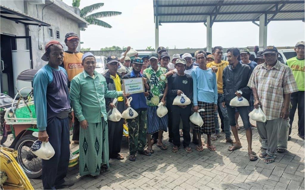 SAPA TUKANG BECAK, LAZ SIDOGIRI SALURKAN 150 PAKET SEMBAKO