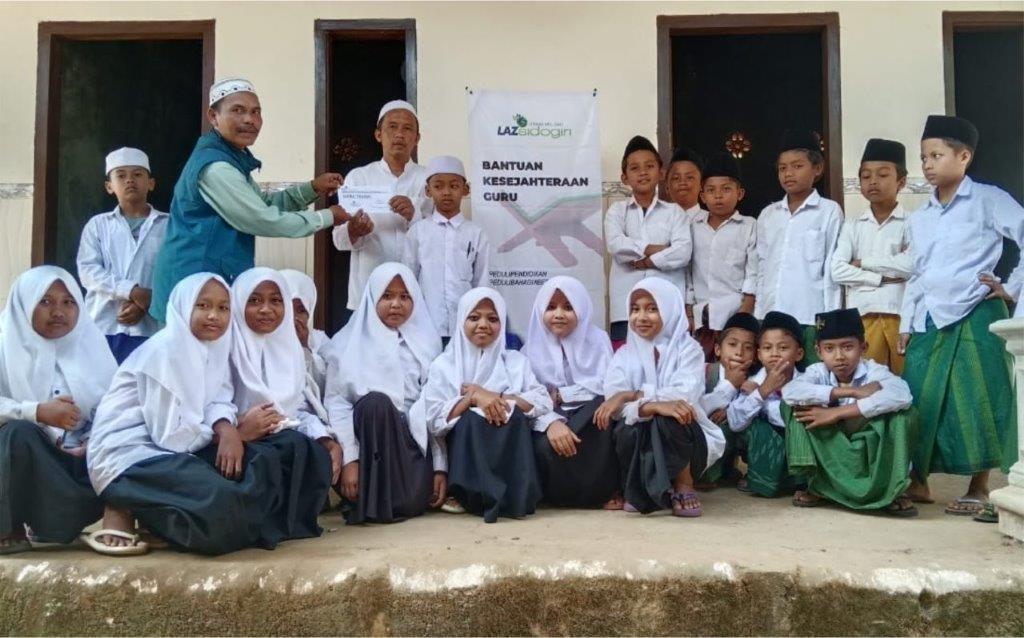 LAZ SIDOGIRI BANTU BISYAROH GURU DI YAYASAN ALFA HIDAYAH BANGKALAN