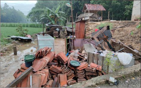 Salurkan Bantuan Korban Longsor Di Sampang