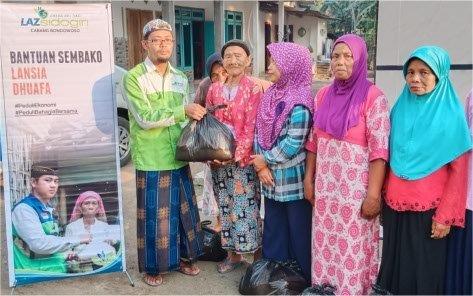 Dhuafa Lasnsia Di Bondowoso Mendapat Bantuan Sembako