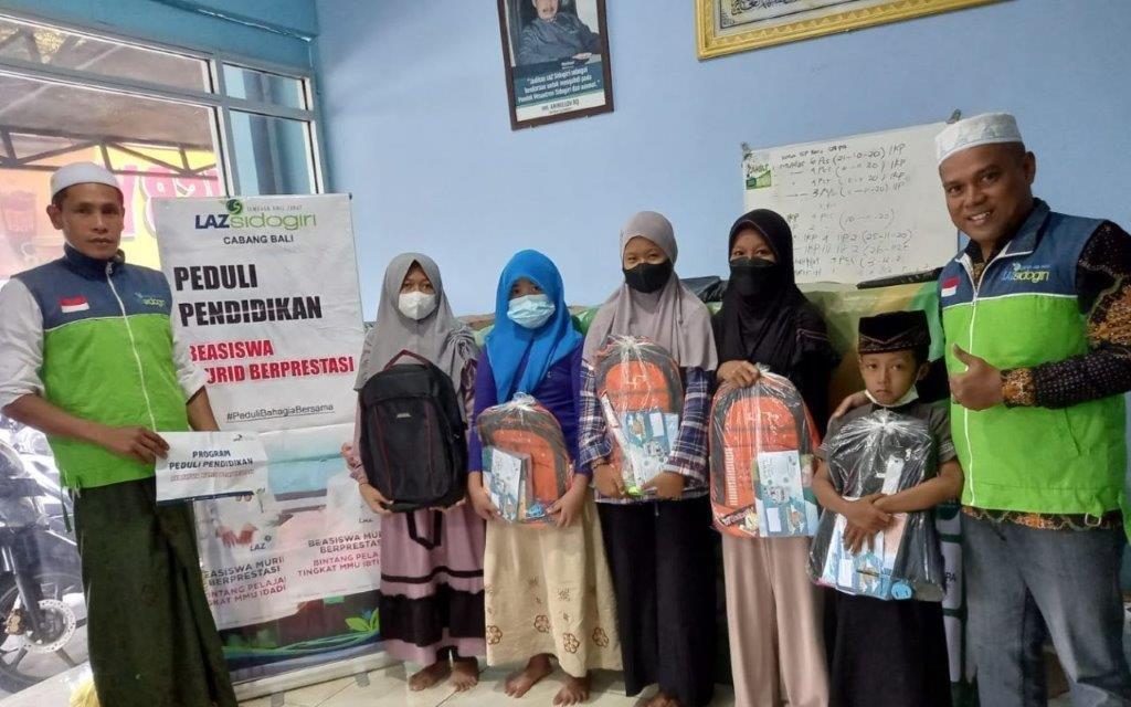 Berikan Beasiswa Kepada Murid Berprestasi Di Bali