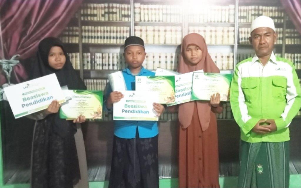 LAZ SIDOGIRI KUCURKAN BEASISWA UNTUK SANTRI DI BANGKALAN