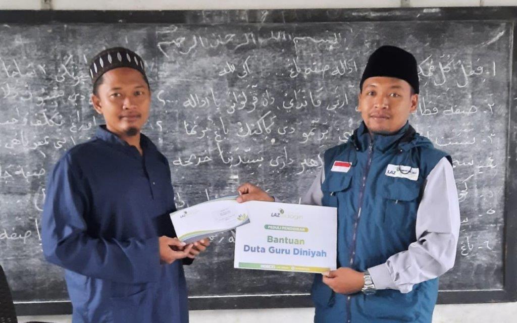LAZ SIDOGIRI BERI INSENTIF DUTA GURU DI BANGKALAN