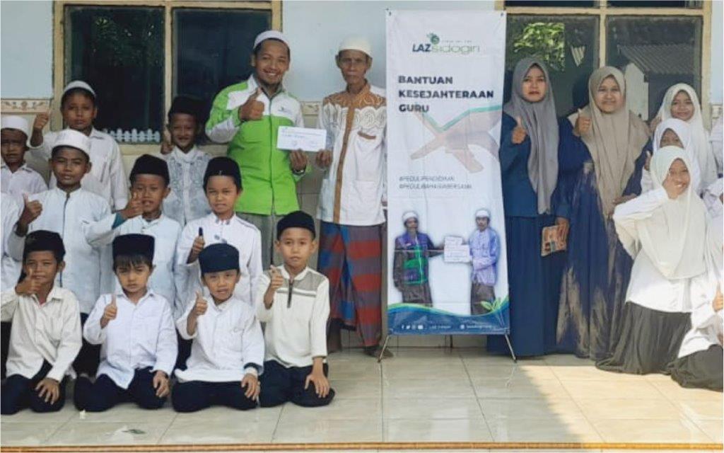 LAZ SIDOGIRI BERI INSENTIF GURU DI MADRASAH TANWIRUL AFKAR