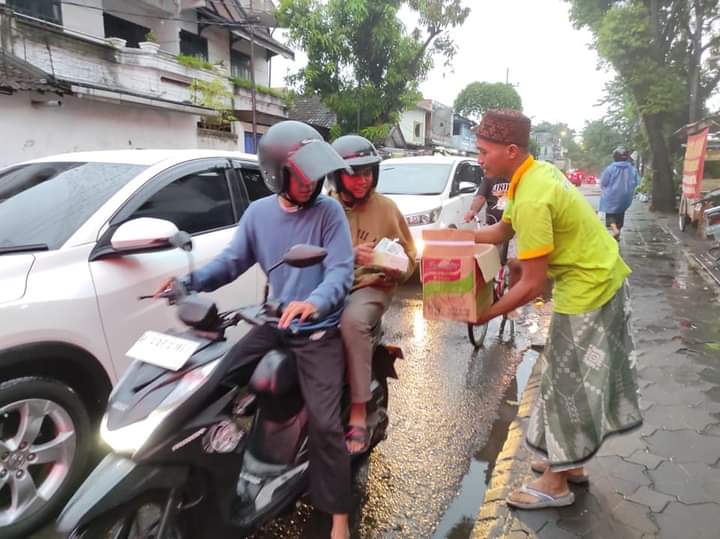 TEBAR BERKAH DI BULAN SUCI, LAZ SIDOGIRI GELAR BERBAGI TAKJIL DI SIDOARJO