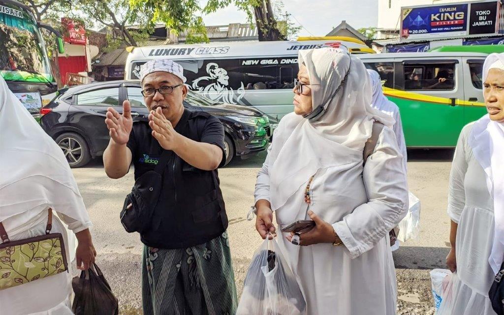Relawan LAZ Sidogiri Bantu Jamaah Menuju Lokasi Harlah 1 Abad NU Lewat Jalan Pintas