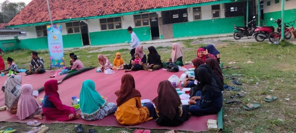 LAZ SIDOGIRI BAGI-BAGI TAKJIL BERKAH DI PEDESAAN BANGKALAN