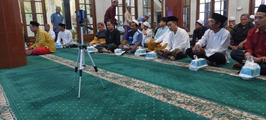 LAZ SIDOGIRI BERBAGI BINGKISAN LEBARAN DAN TAKJIL BERKAH DI SURABAYA