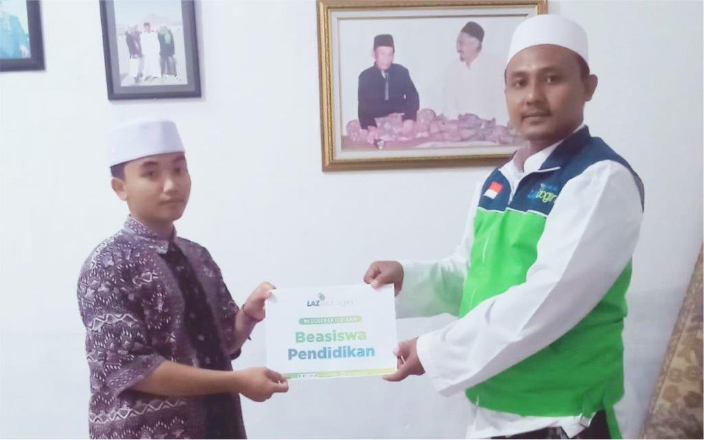 LAZ SIDOGIRI SERAHTERIMAKAN BEASISWA SANTRI PRASEJAGTERA