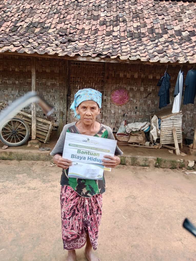 LAZ SIDOGIRI SALURKAN BANTUAN BIAYA HIDUP KEPADA LANSIA DHUAFA DI BANGKALAN 