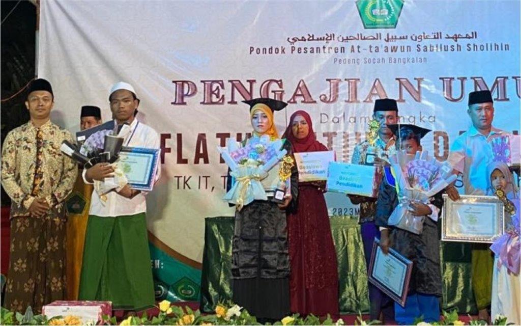 LAZ SIDOGIRI BERI PENGHARGAAN  SANTRI BERPRESTASI DI BANGKALAN