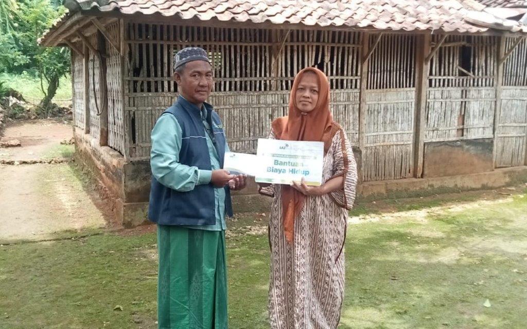 LAZ SIDOGIRI SALURKAN BANTUAN BIAYA HIDUP UNTUK JANDA DHUAFA DI BANGKALAN