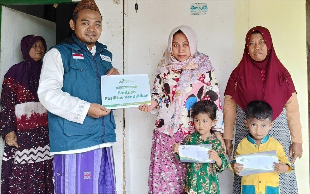 LAZ SIDOGIRI BELIKAN BAJU SERAGAM BARU UNTUK DUA ANAK YATIM KEMBAR 