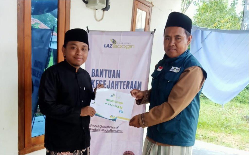 LAZ SIDOGIRI SALURKAN BANTUAN INSENTIF DUTA GURU DINIYAH DI SAMPANG