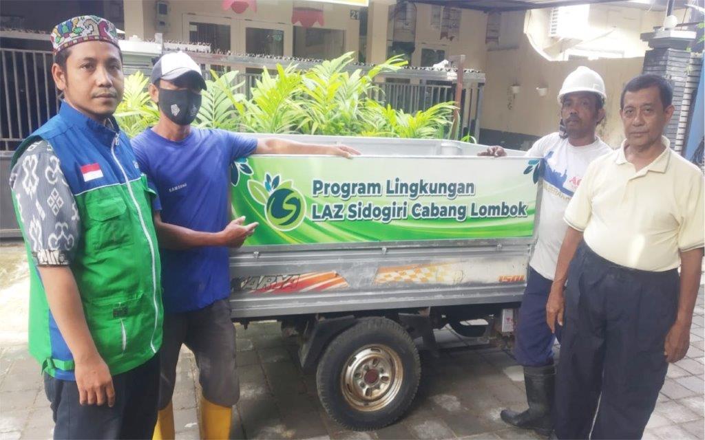 JAGA KEBERSIHAN LINGKUNGAN; LAZ SIDOGIRI BERI MOTOR RODA 3 KEPADA PETUGAS BANK SAMPAH