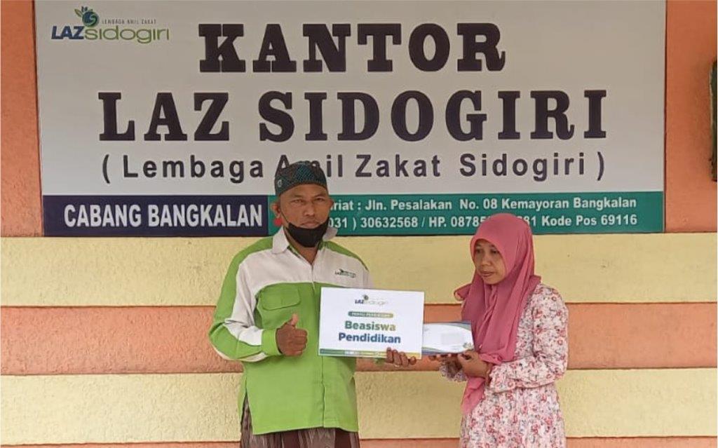 LAZ SIDOGIRI BANTU BIAYA PENDIDIKAN SANTRI DI BANGKALAN