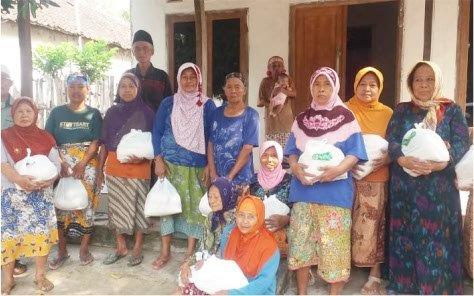 Salurkan Sembako Pasca Lebaran Kepada 100 Lansia Dhuafa