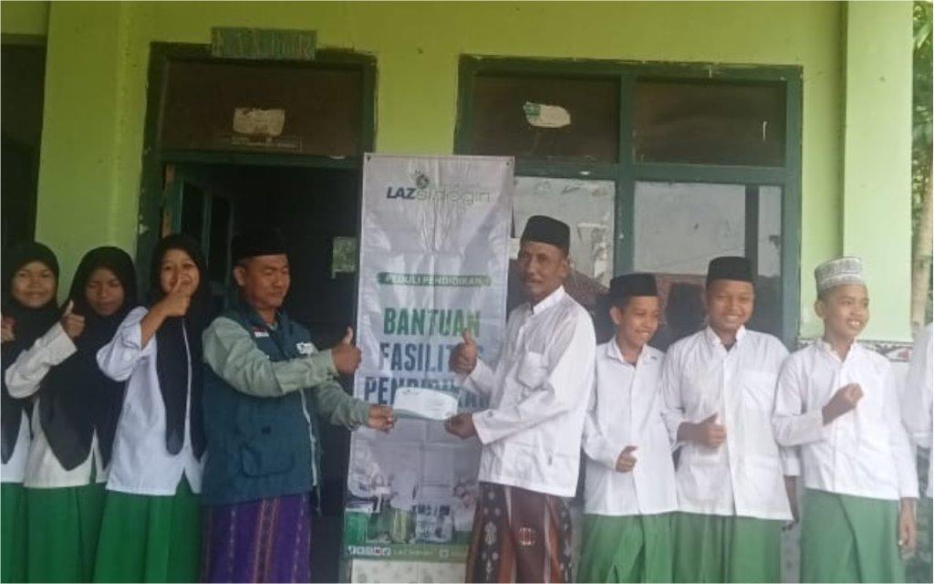 LAZ SIDOGIRI SALURKAN BANTUAN SARANA PENDIDIKAN UNTUK SEKOLAH DI BANGKALAN