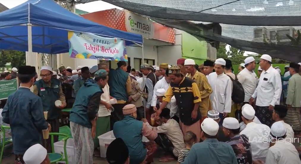 BERBAGI TAKJIL BERKAH DALAM ACARA HAUL KH. CHOLIL NAWAWI SIDOGIRI KE-48