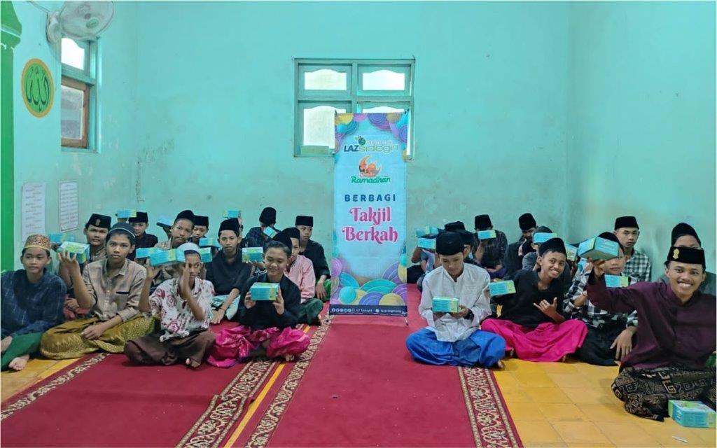 LAZ SIDOGIRI BAGI-BAGI TAKJIL BERSAMA PARA SANTRI PONPES AT-TA’AWUN BANGKALAN