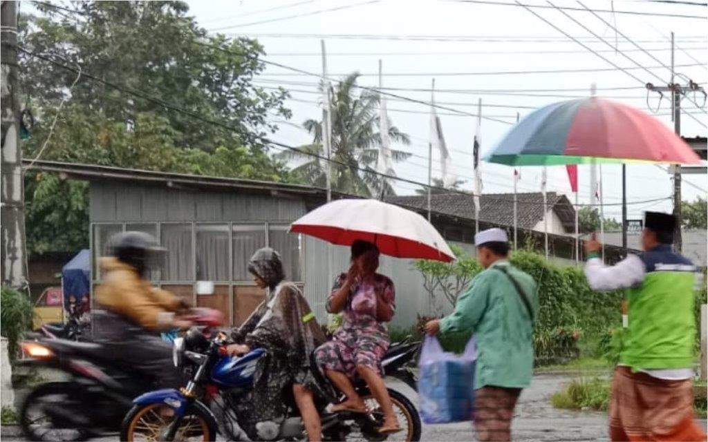 WARGA BONDOWOSO ANTUSIAS SAMBUT TAKJIL BERKAH DARI LAZ SIDOGIRI