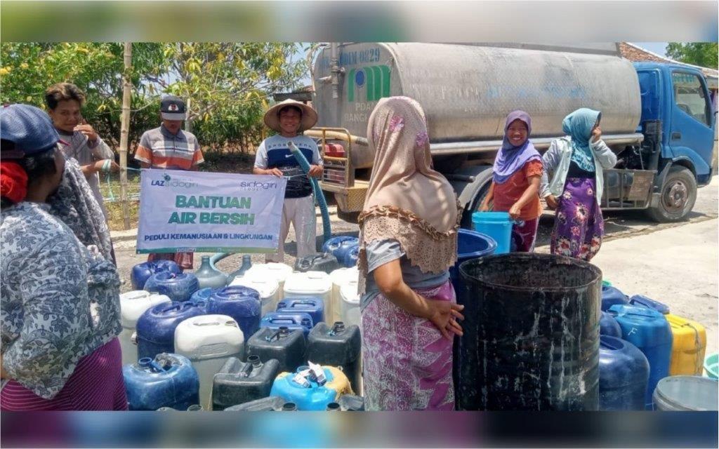 LAZ SIDOGIRI SALURKAN BANTUAN AIR BERSIH DI BANGKALAN
