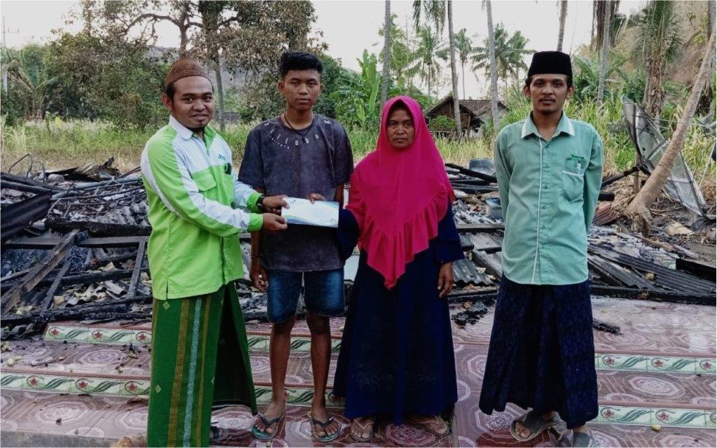 LAZ SIDOGIRI RINGANKAN BEBAN KORBAN KEBAKARAN DI SITUBONDO