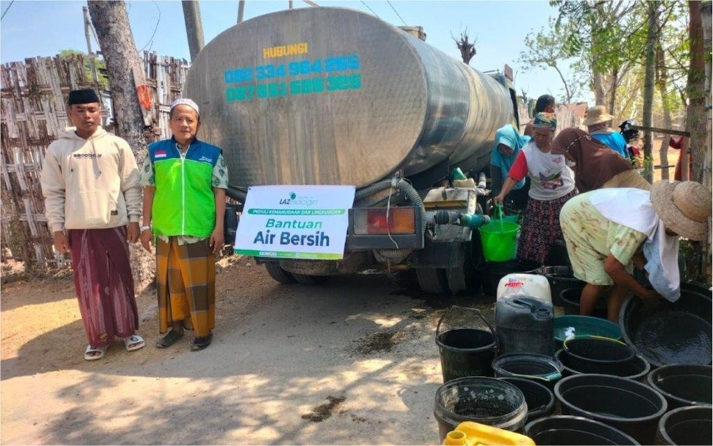 LAZ SIDOGIRI SALURKAN BANTUAN AIR BERSIH UNTUK WARGA TERDAMPAK KEKERINGAN DI PAMEKASAN