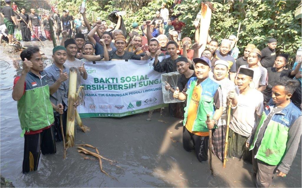 LAZ SIDOGIRI GELAR AKSI BERSIH-BERSIH SUNGAI DALAM RANGKA MEMERIAHKAN HARI SANTRI NASIONAL
