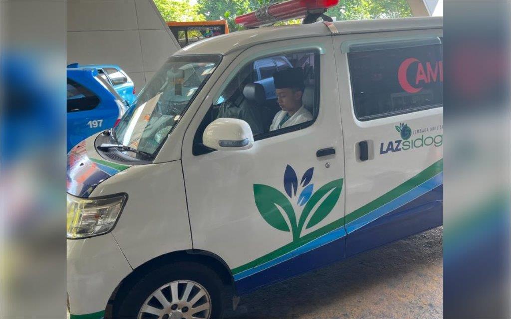 AMBULANCE LAZ SIDOGIRI JEMPUT JENAZAH JAMAAH UMROH DI JUANDA INTERNATIONAL AIRPORT