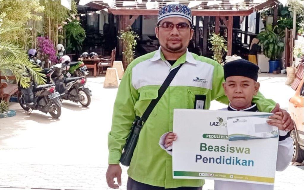 DITNGGAL WAFAT AYAH SEJAK BAYI, LAZ SIDOGIRI BERI BEASISWA PENDIDIKAN