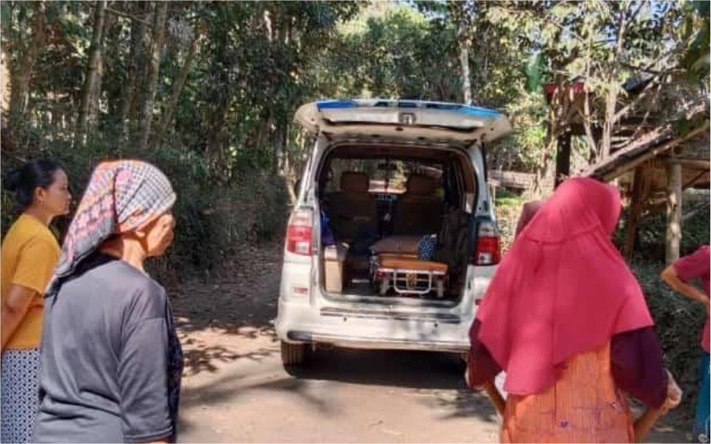 AMBULANCE LAZ SIDOGIRI ANTAR CHECK-UP PASIEN KANKER USUS BESAR