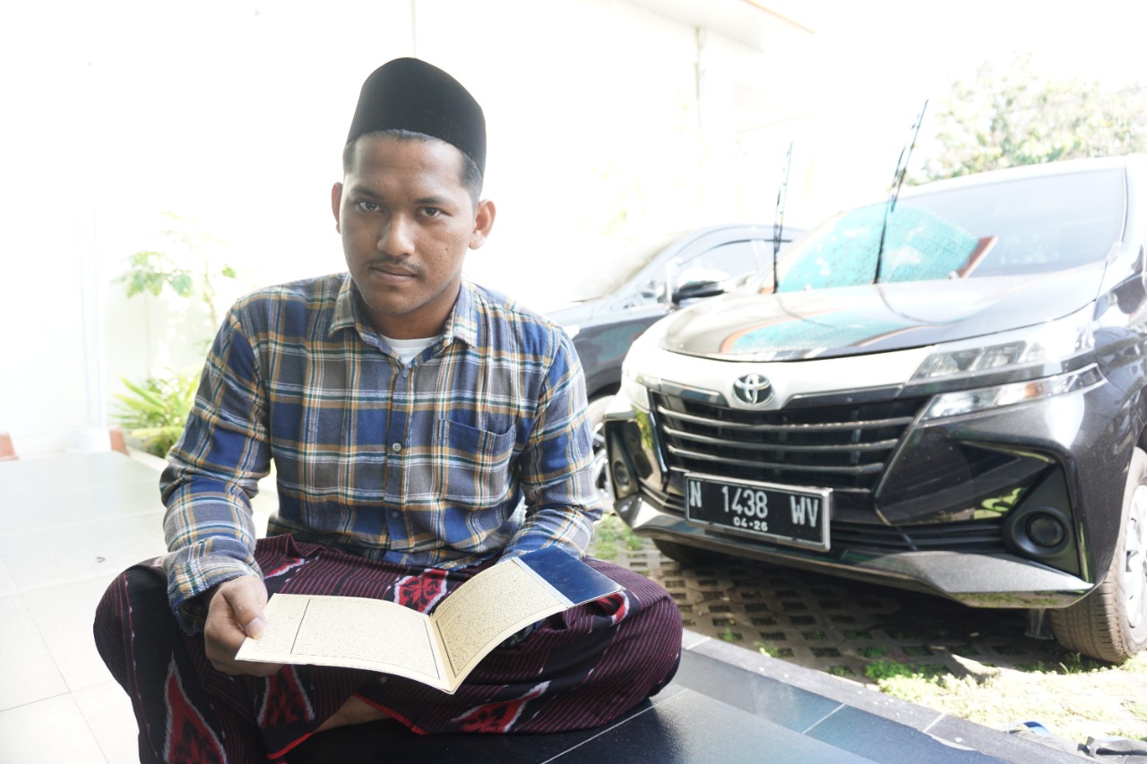 MEMPEROLEH BEASISWA DI PPS SEJAK AYAH MENINGGAL DUNIA