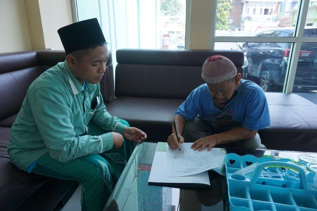 LAZ SIDOGIRI SANTUNI MUSYAFIR DARI BANDAR LAMPUNG YANG KEHABISAN BEKAL