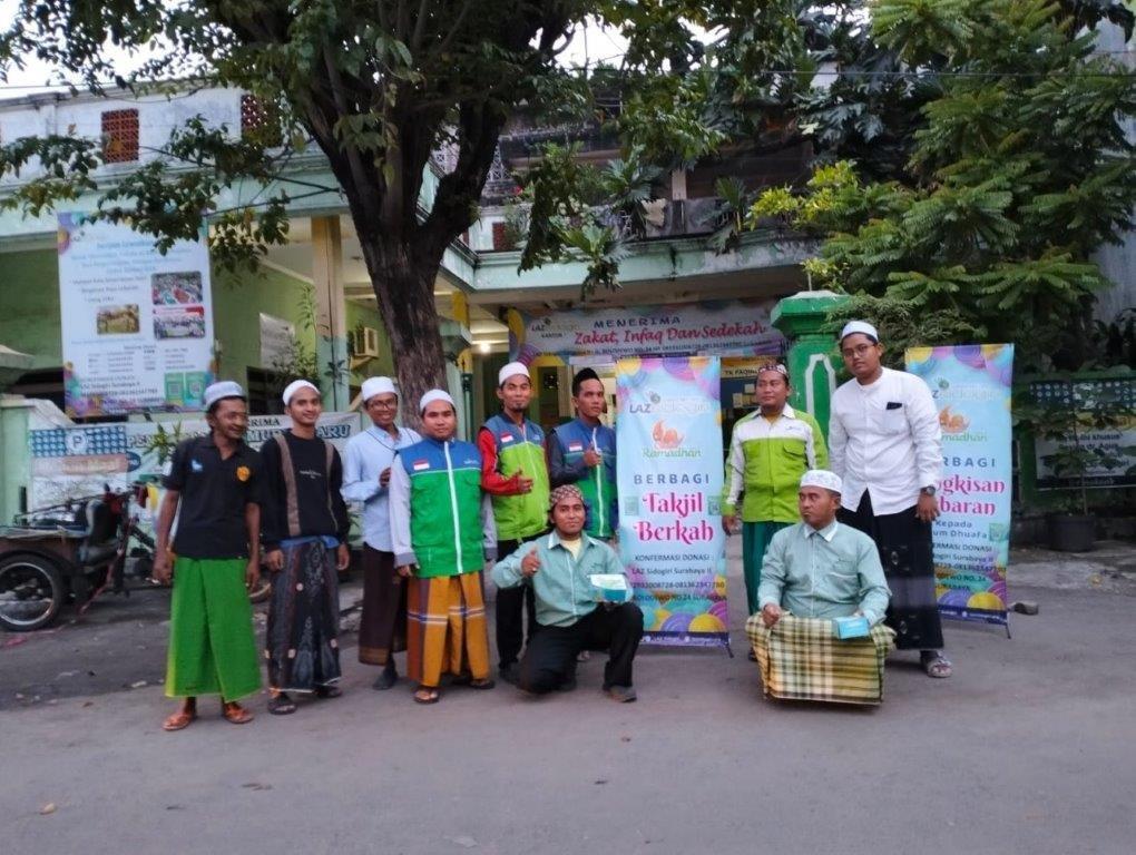 LAZ SIDOGIRI SEMARAKKAN BAGI-BAGI TAKJIL BERKAH DI SURABAYA