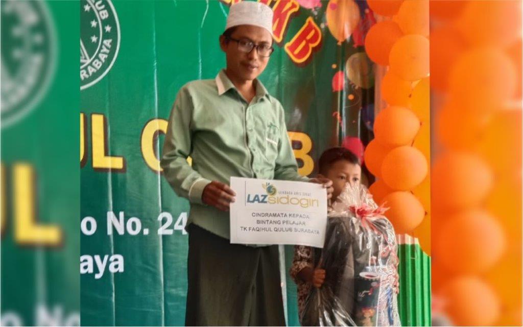 LAZ SIDOGIRI ANUGERAHI CENDERA MATA SISWA DI TK FAQIHUL QULUB SURABAYA