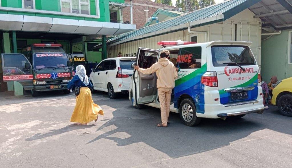 AMBULANCE LAZ SIDOGIRI ANTAR PASIEN  PENGIDAP PENYAKIT TUBERKULOSIS 