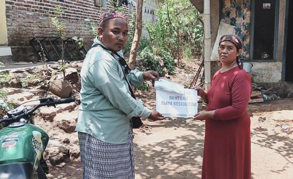 LAZ SIDOGIRI BANTU BIAYA PENGOBATAN WARGA MANGGUAN PASREPAN 