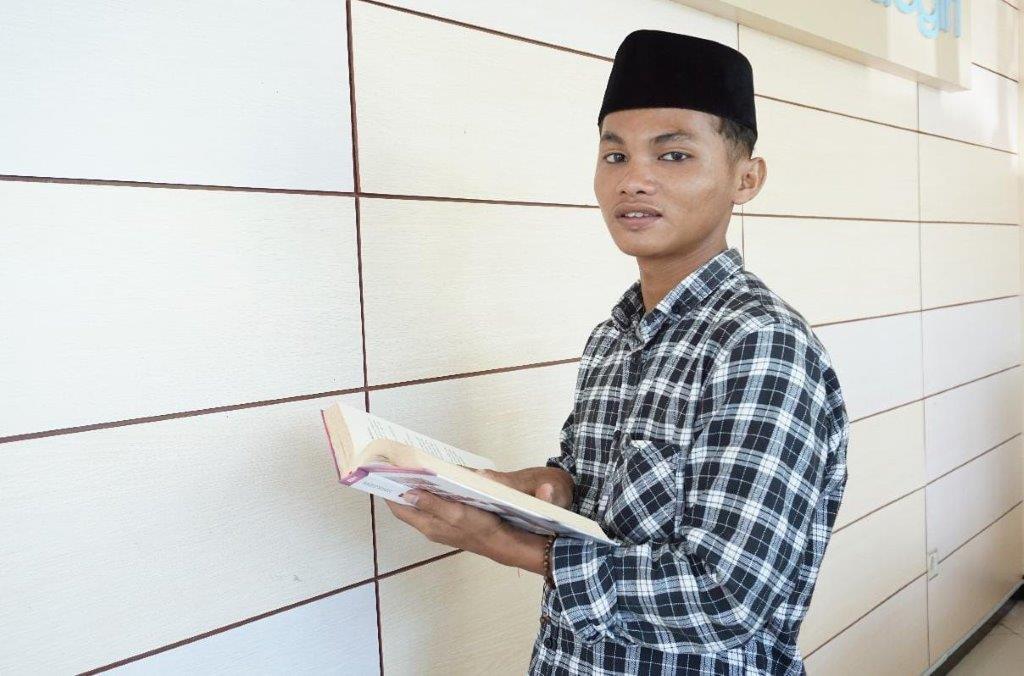 BERKHIDMAH SEBAGAI TUKANG BERSIH-BERSIH 