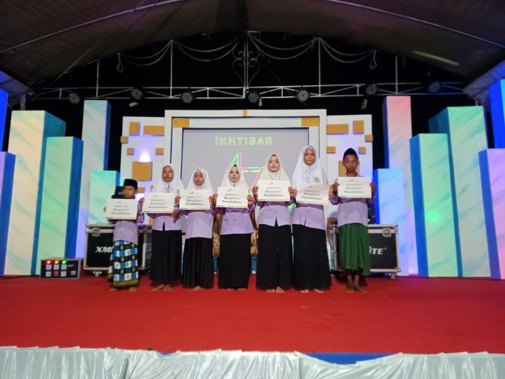 LAZ SIDOGIRI BERI BEASISIWA PENDIDIKAN MURID BERPRESTASI DI MADIN ATH-THIFLIYAH BANGKALAN