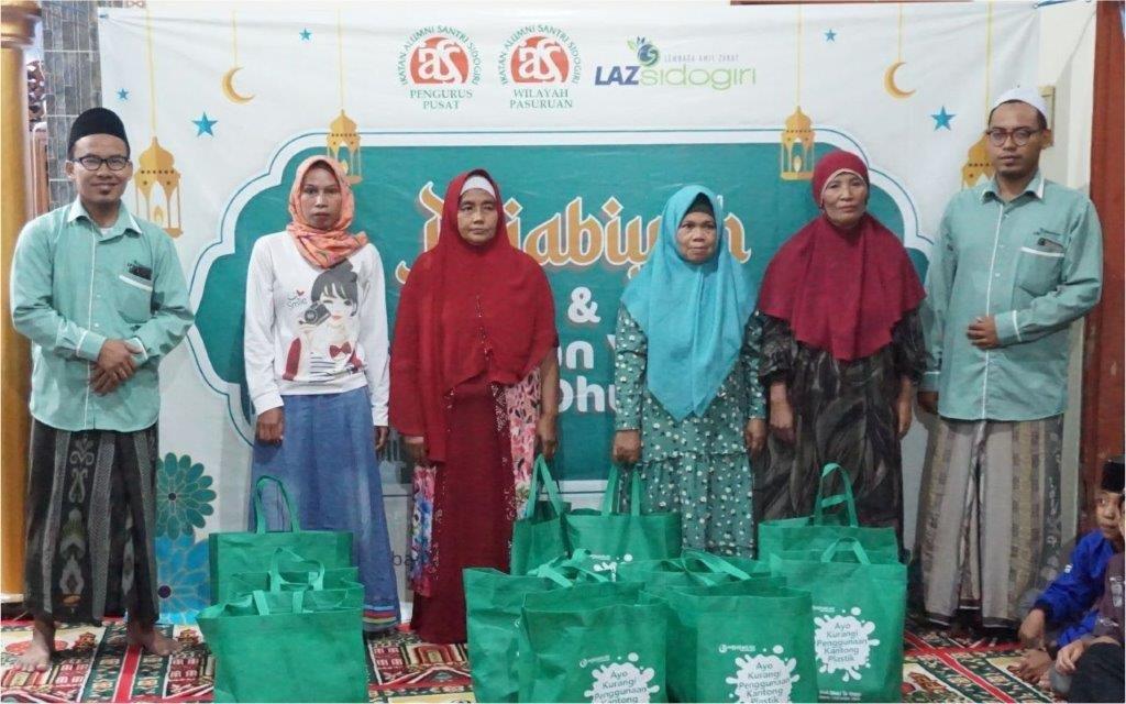 SAMBUT ISRA’ MI’RAJ, LAZ SIDOGIRI BERBAGI PAKET SEMBAKO DI PASURUAN