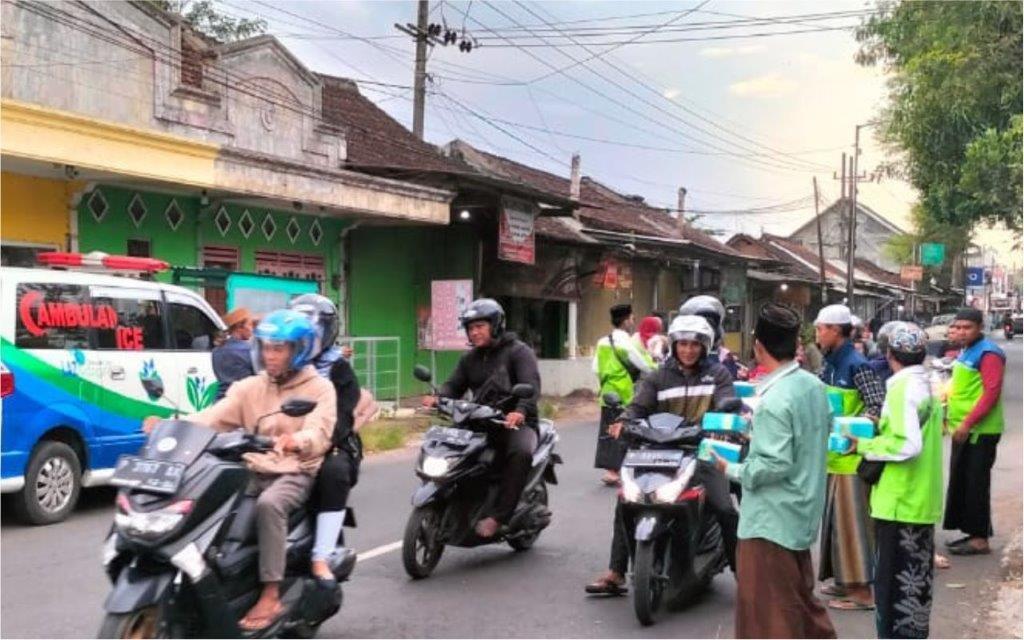 LAZ SIDOGIRI BERBAGI TAKJIL BERKAH DI BONDOWOSO