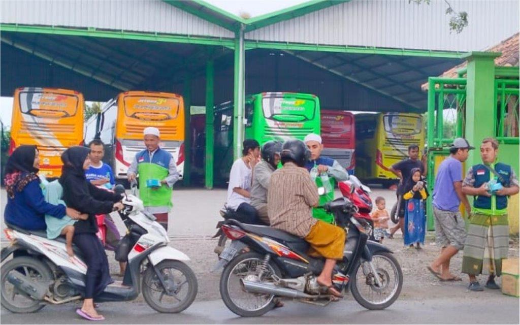LAZ SIDOGIRI SEMARAKKAN BERBAGI TAKJIL BERKAH DI PASURUAN