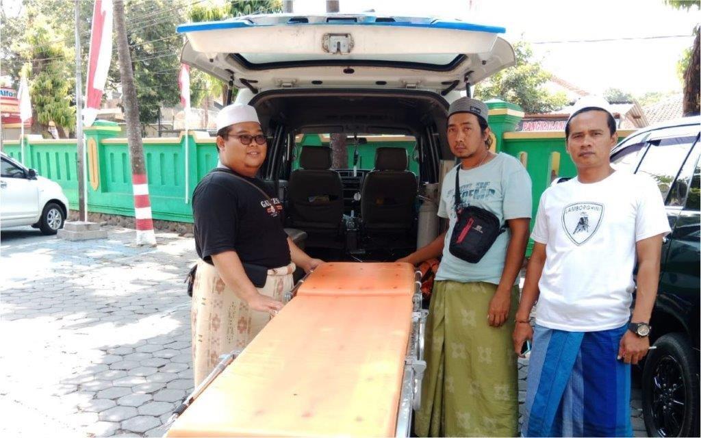 AMBULANCE LAZ SIDOGIRI LAYANI PASIEN OPERASI DI RUMAH SAKIT DAERAH JEMBER