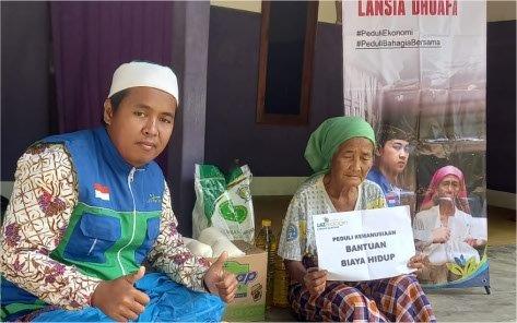 Penyaluran Sembako Kepada 20 Lansia Dhuafa Di Sampang