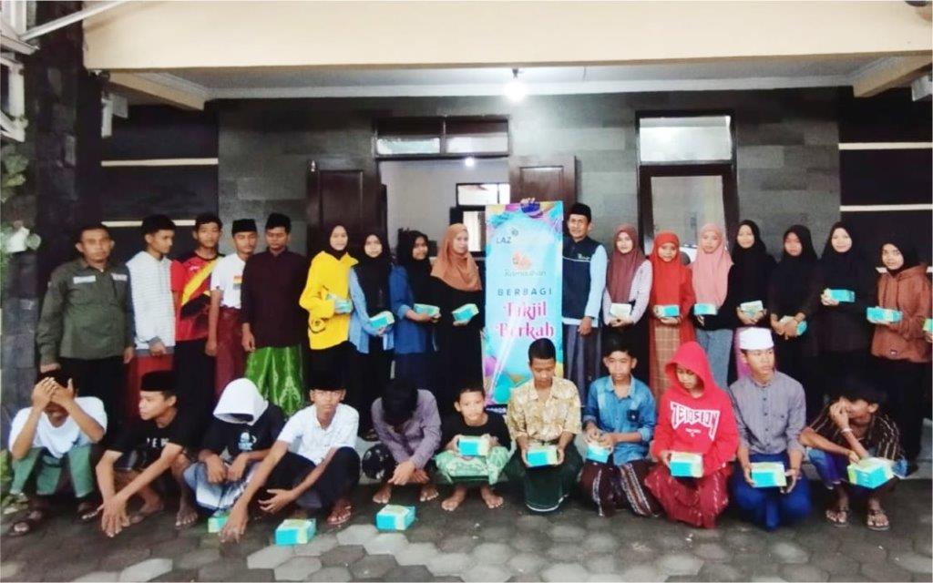 LAZ SIDOGIRI BERBAGI TAKJIL BERKAH DI DINAS SOSIAL BANGKALAN